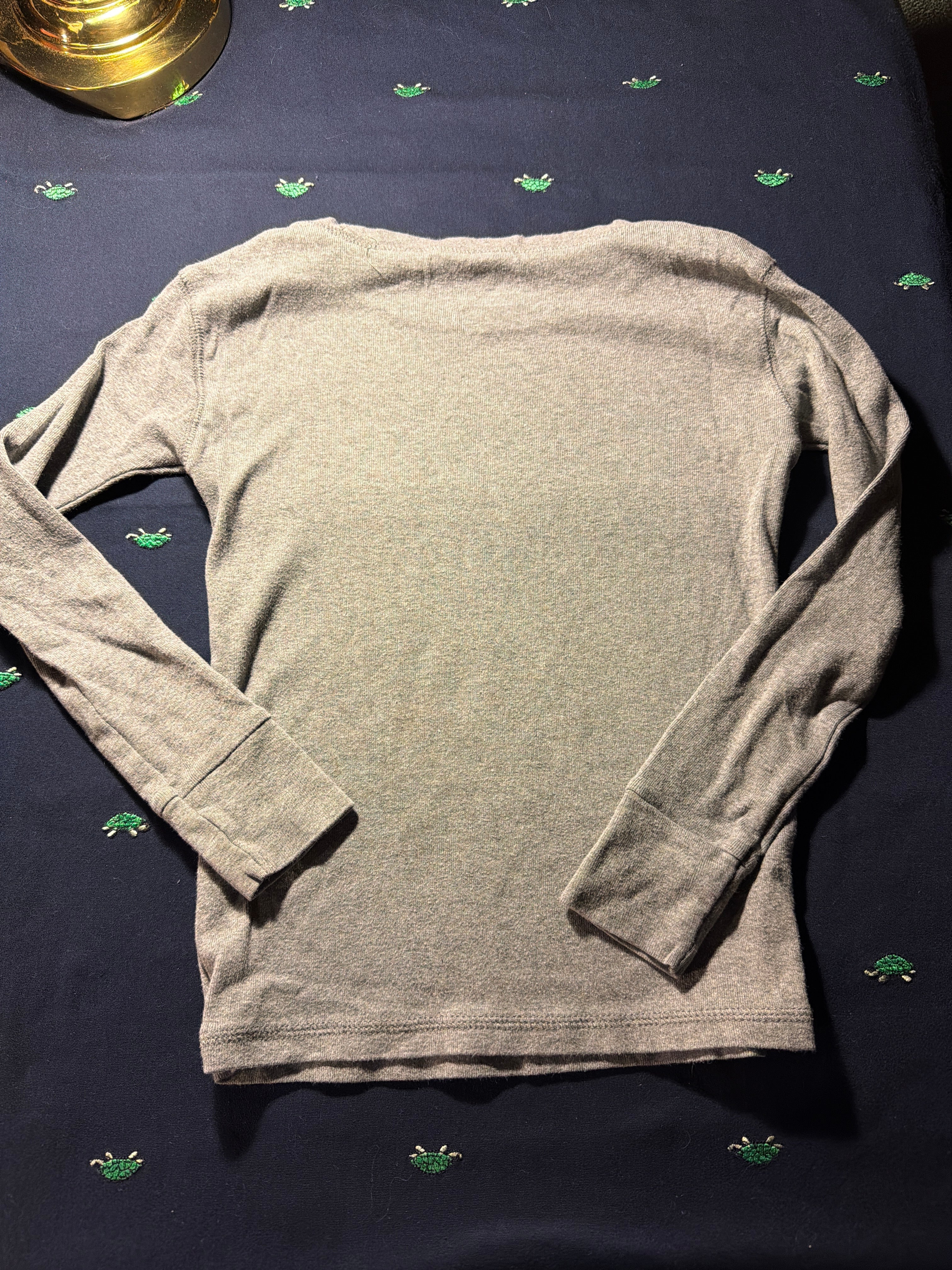 Old Navy Kids "I Come Bearing Gifts" Graphic Long-Sleeve Tee – Gray – Size S (6)