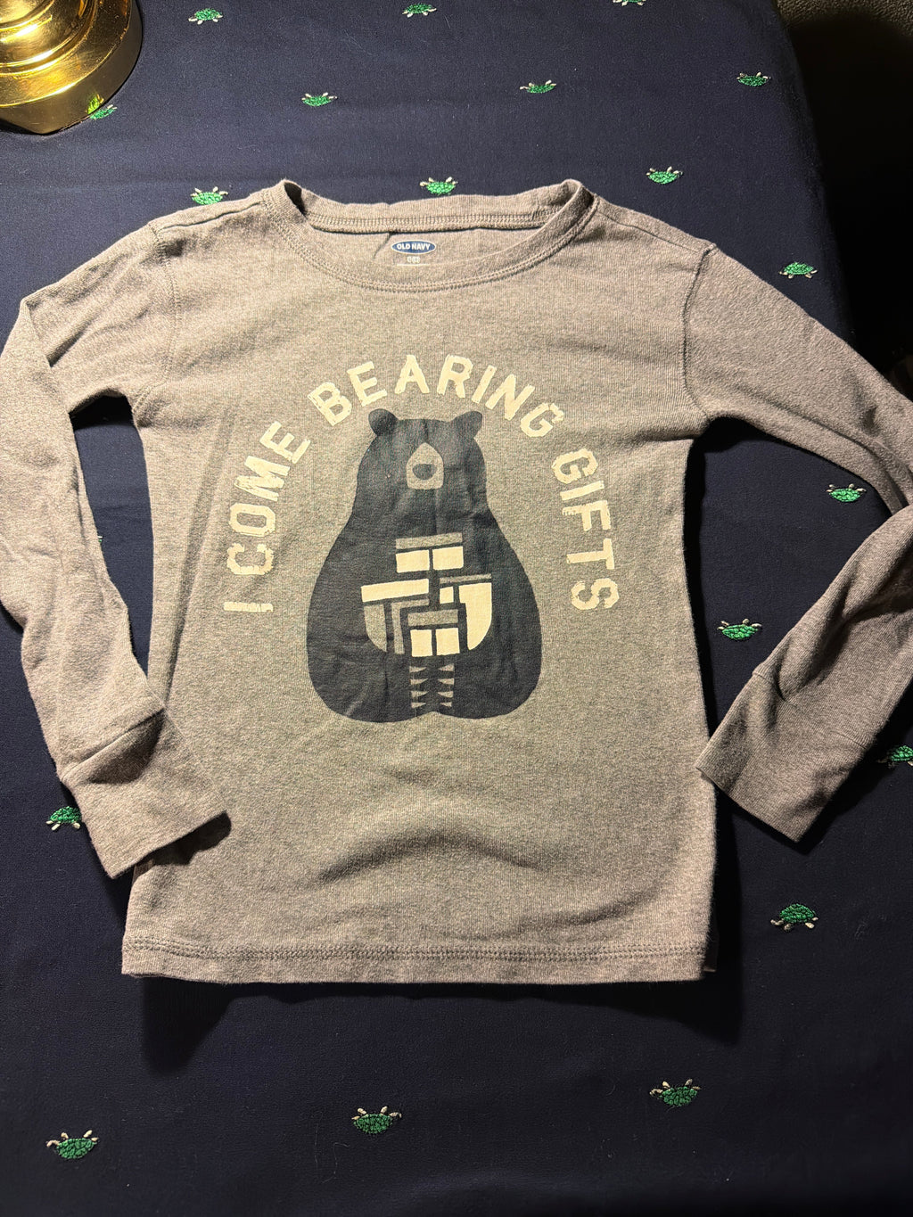 Old Navy Kids "I Come Bearing Gifts" Graphic Long-Sleeve Tee – Gray – Size S (6)