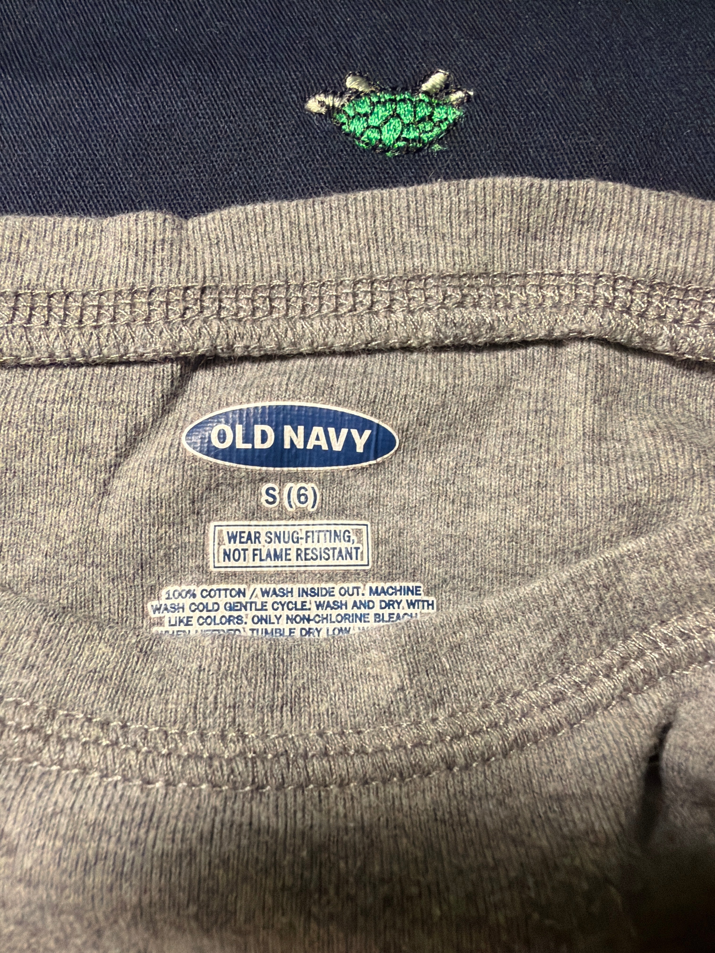 Old Navy Kids "I Come Bearing Gifts" Graphic Long-Sleeve Tee – Gray – Size S (6)