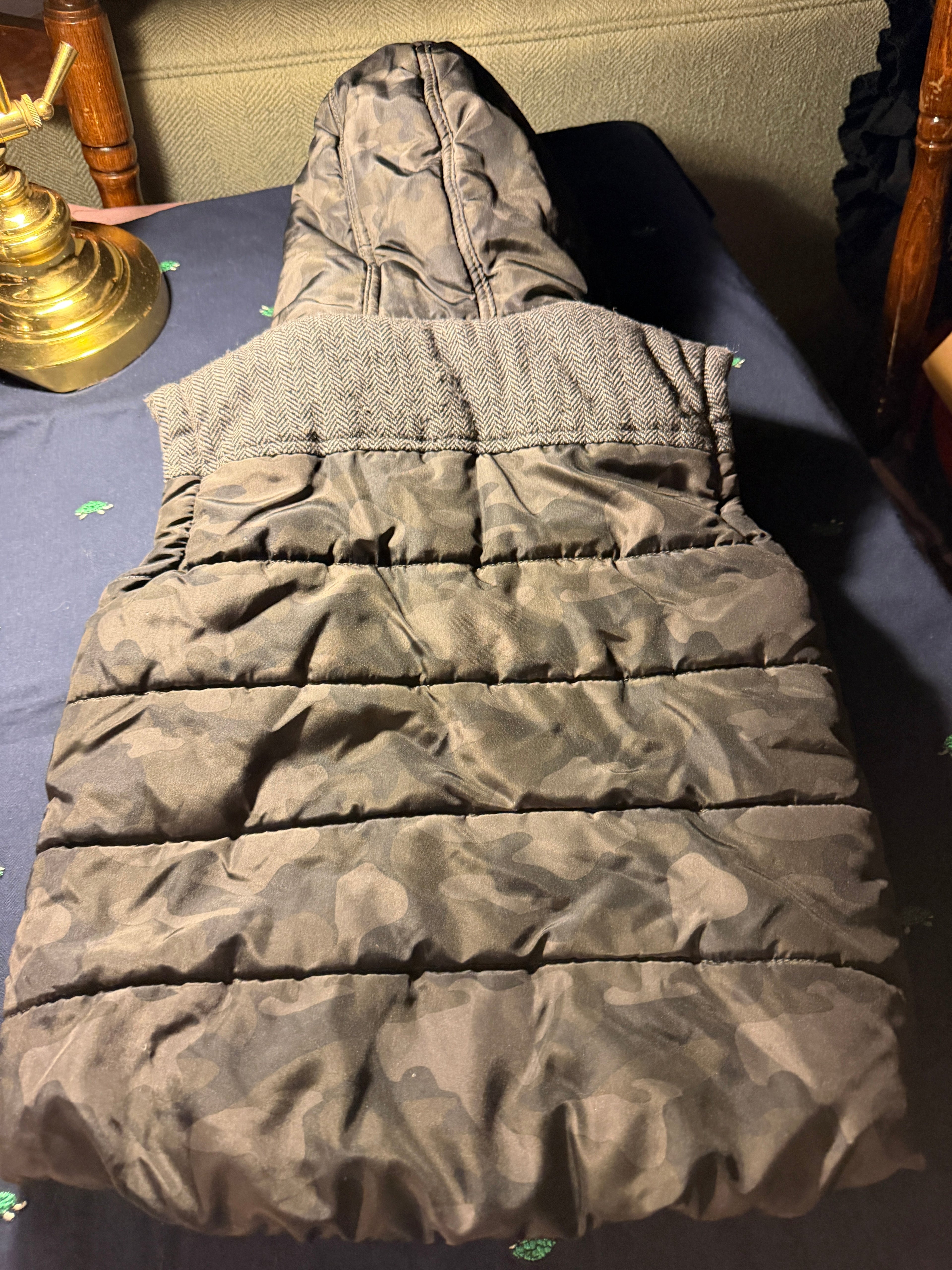 Boys F&F Camo Hooded Puffer Vest – Size 5-6 Years