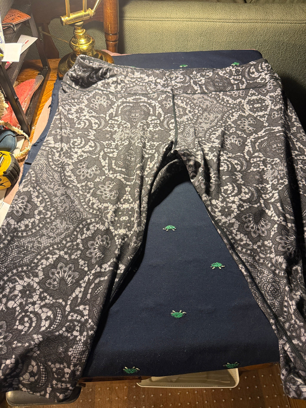 BCG Plus Lace Print Leggings w/ Turtle Embroidery – Size 2X