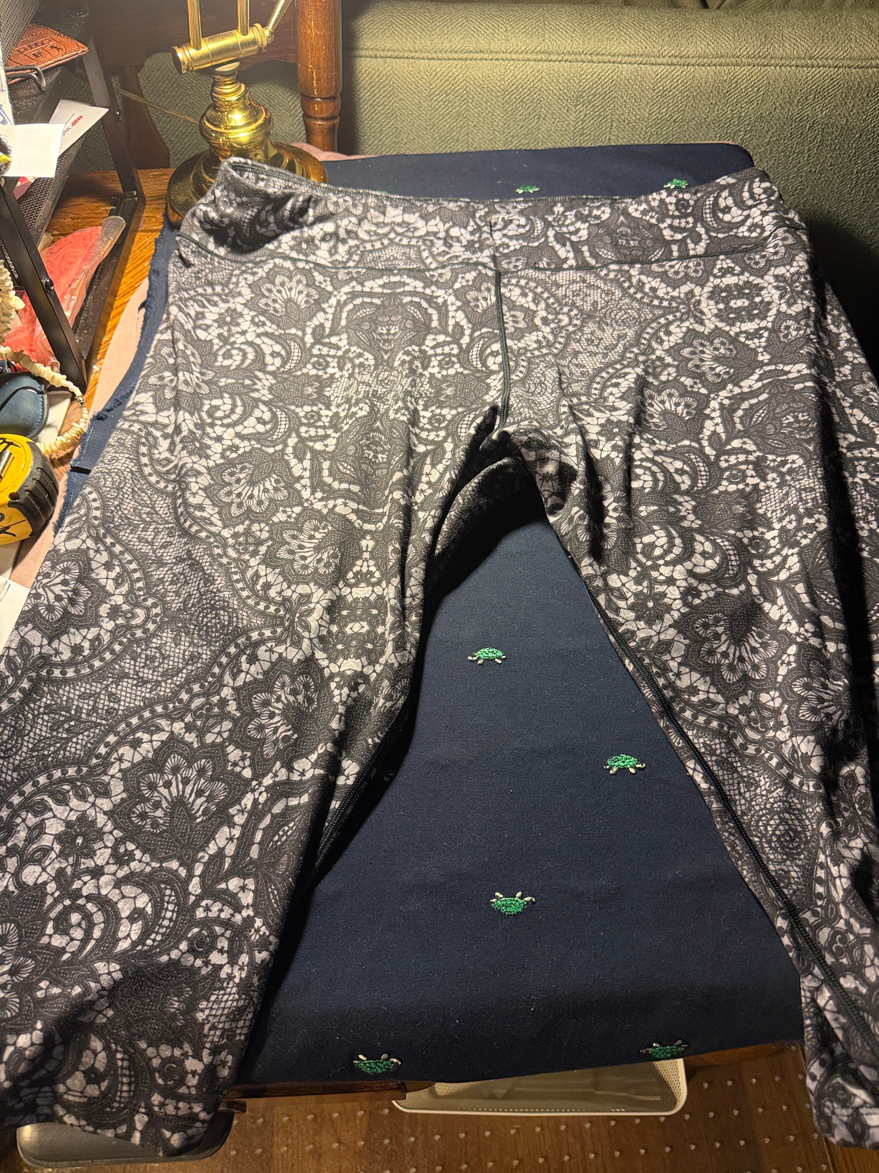 BCG Plus Lace Print Leggings w/ Turtle Embroidery – Size 2X