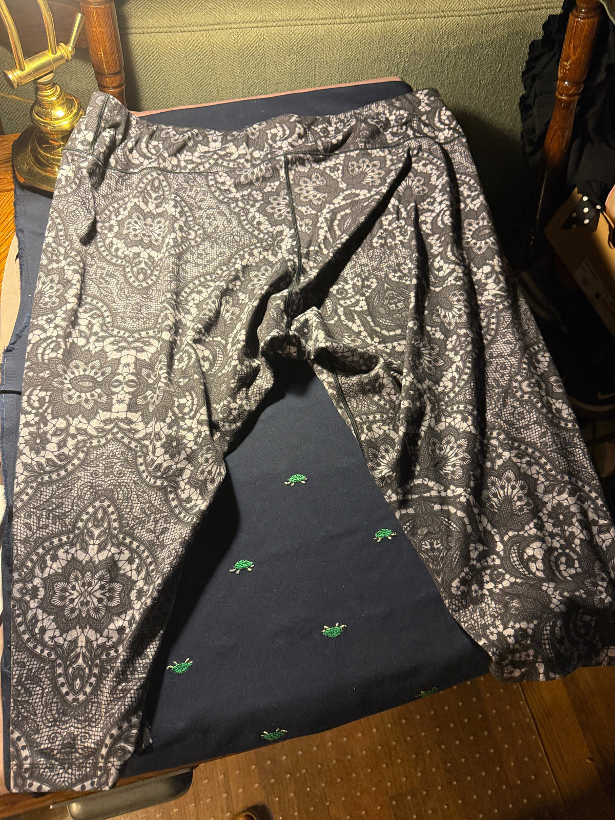 BCG Plus Lace Print Leggings w/ Turtle Embroidery – Size 2X