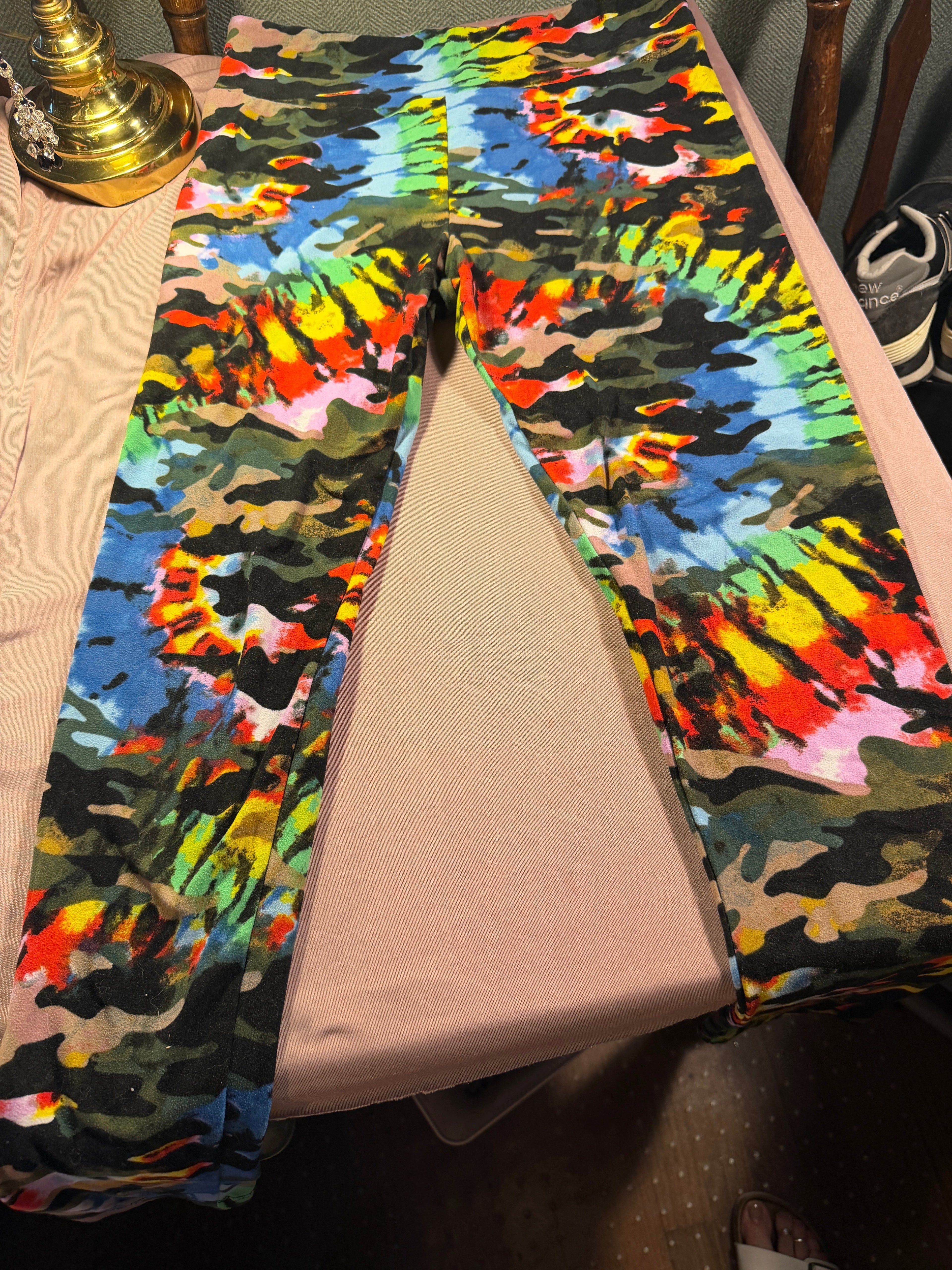 No Boundaries Rainbow Camo Leggings – Size L/G (11-13)