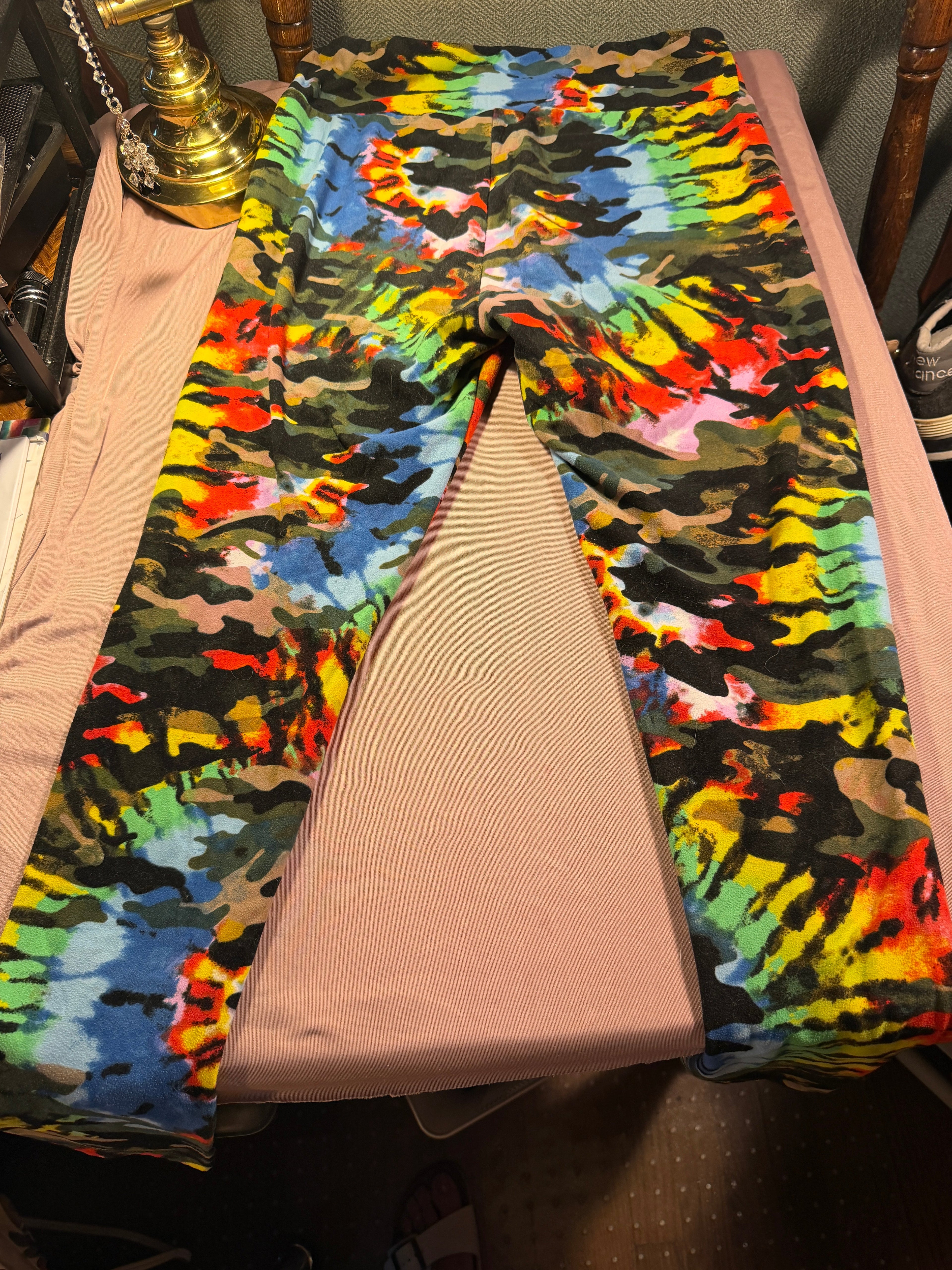 No Boundaries Rainbow Camo Leggings – Size L/G (11-13)