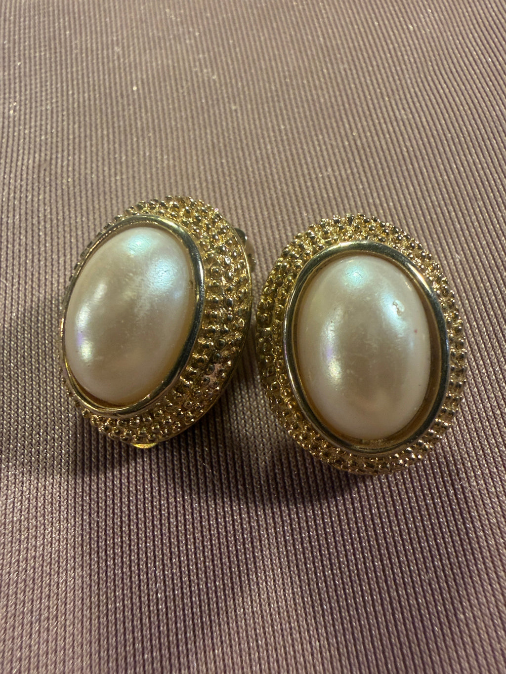 Vintage Oval Pearl Cabochon Clip-On Earrings – Gold Tone Rope Border