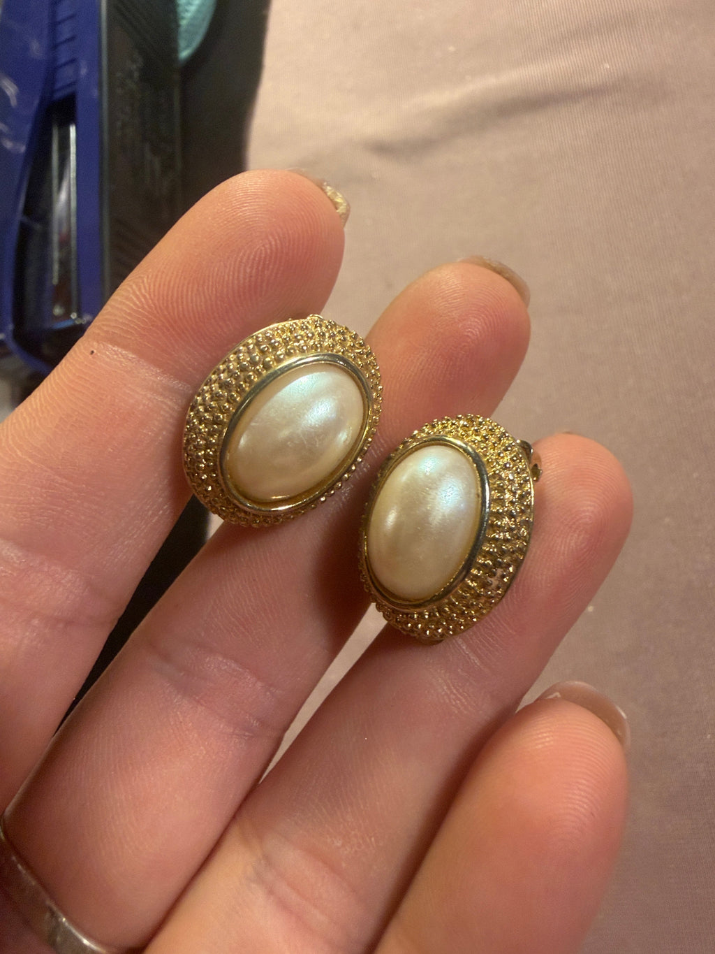 Vintage Oval Pearl Cabochon Clip-On Earrings – Gold Tone Rope Border