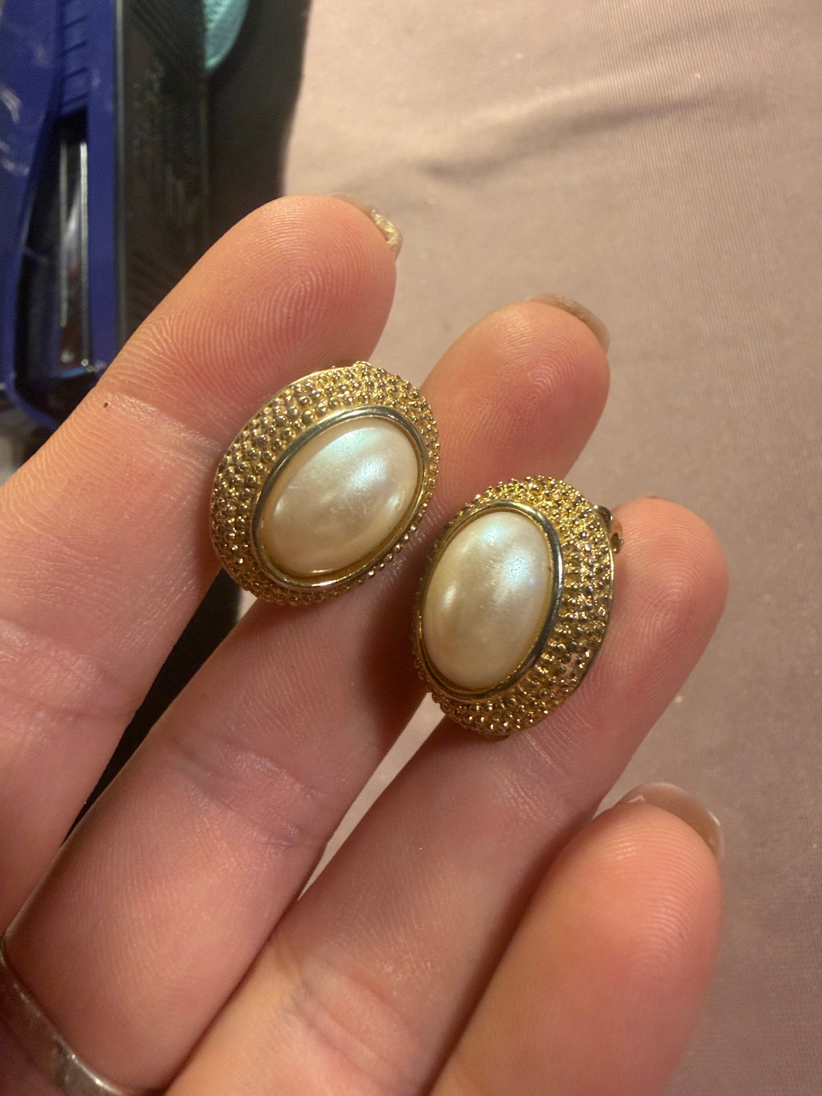 Vintage Oval Pearl Cabochon Clip-On Earrings – Gold Tone Rope Border