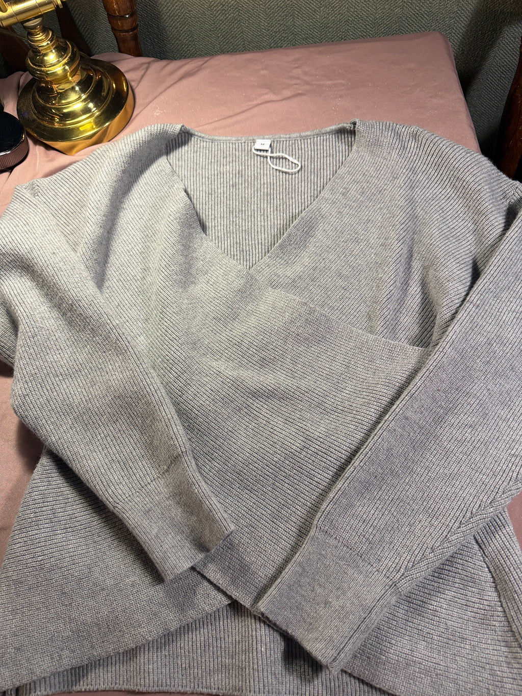 H&M Light Gray Ribbed V-Neck Sweater – Size M