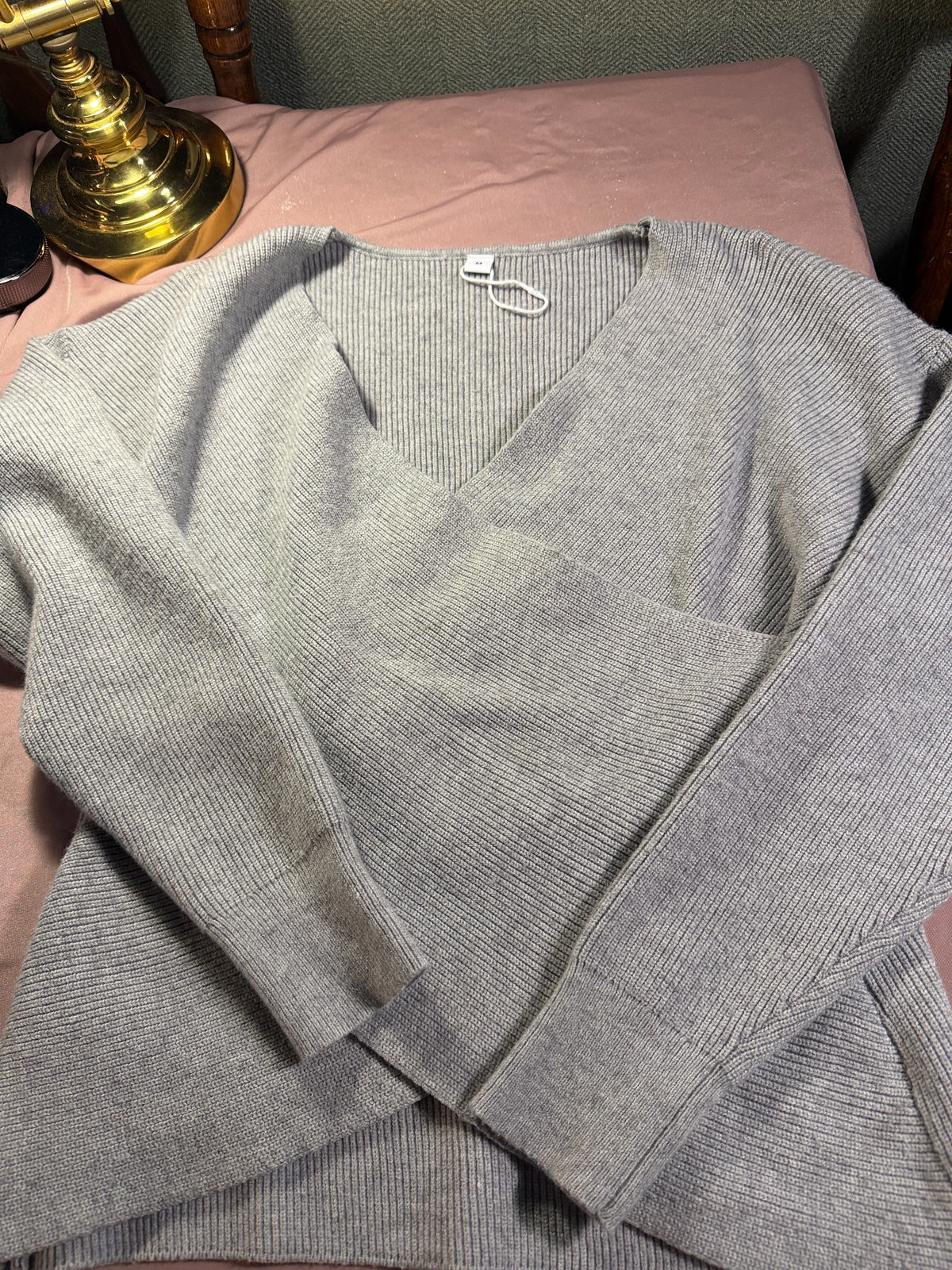 H&M Light Gray Ribbed V-Neck Sweater – Size M