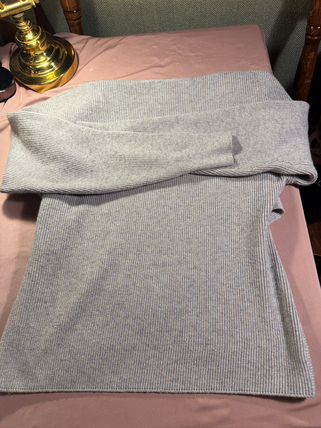 H&M Light Gray Ribbed V-Neck Sweater – Size M