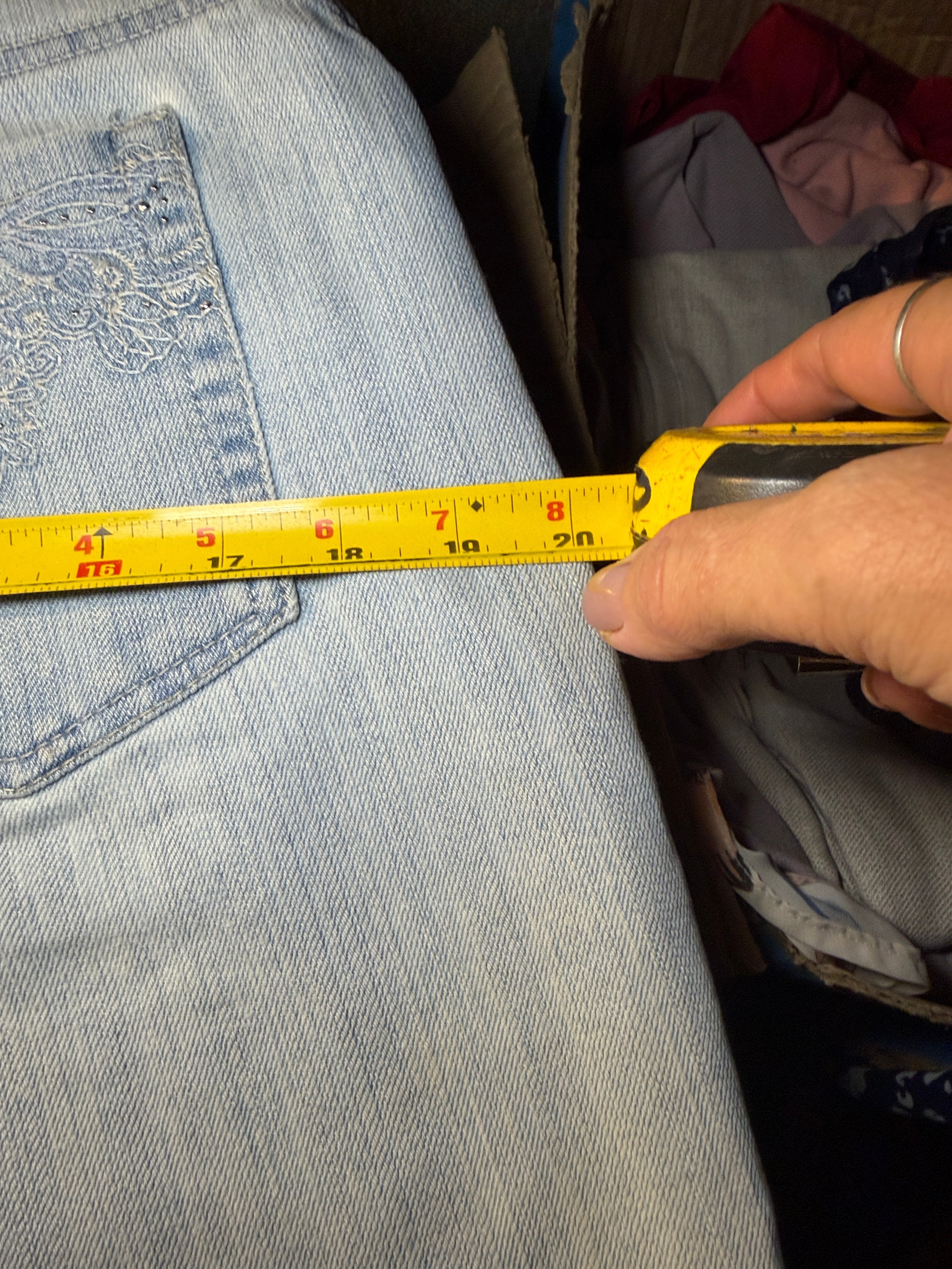 Gloria Vanderbilt Light Wash Capri Jeans – Size 10