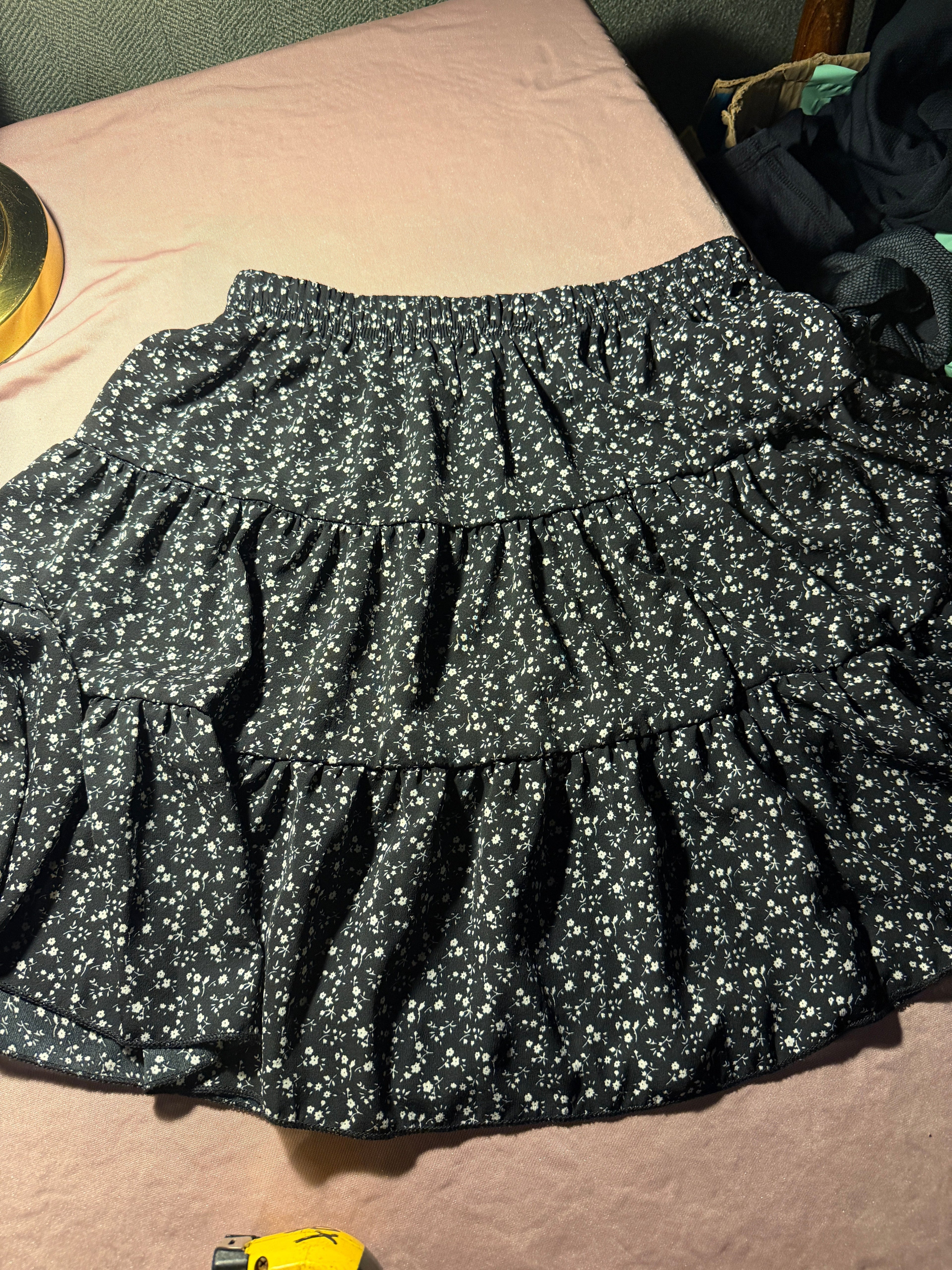 Romwe Black Ditsy Floral Tiered Ruffle Mini Skirt – Size Small